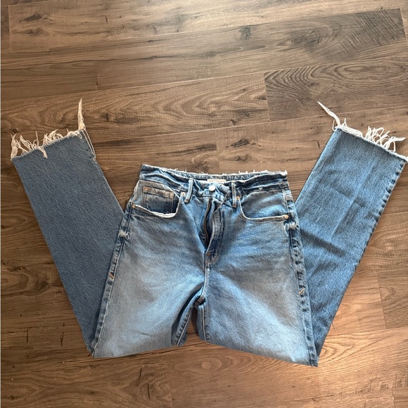 Good American Denim - Good American Frayed Hem Straight Leg Jeans - Light Blue